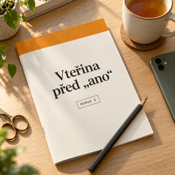 Vteřina před „ano“, sešítek na stole